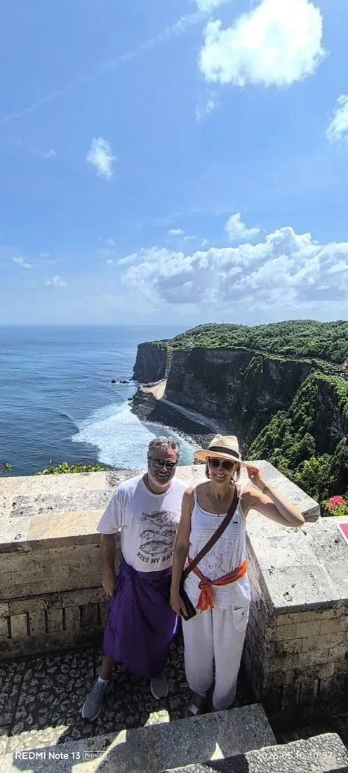 Couple at an Uluwatu ocean viewpoint